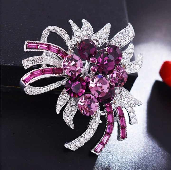 Women’s Crystal Bowknot Brooch Collection | بروش نسائي كريستال بتصميم فيونكة