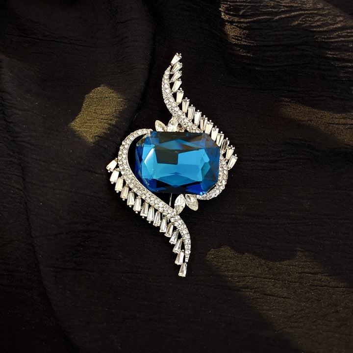 Women’s Crystal Floral Brooch Collection | بروشات نسائية كريستال بتصاميم زهرية