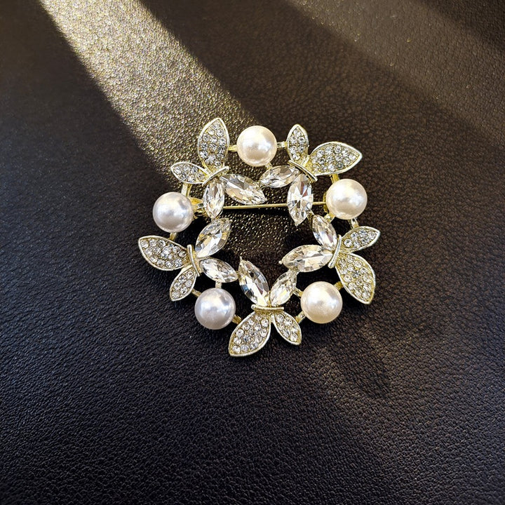 Women’s Crystal Floral Brooch Collection | بروشات نسائية كريستال بتصاميم زهرية