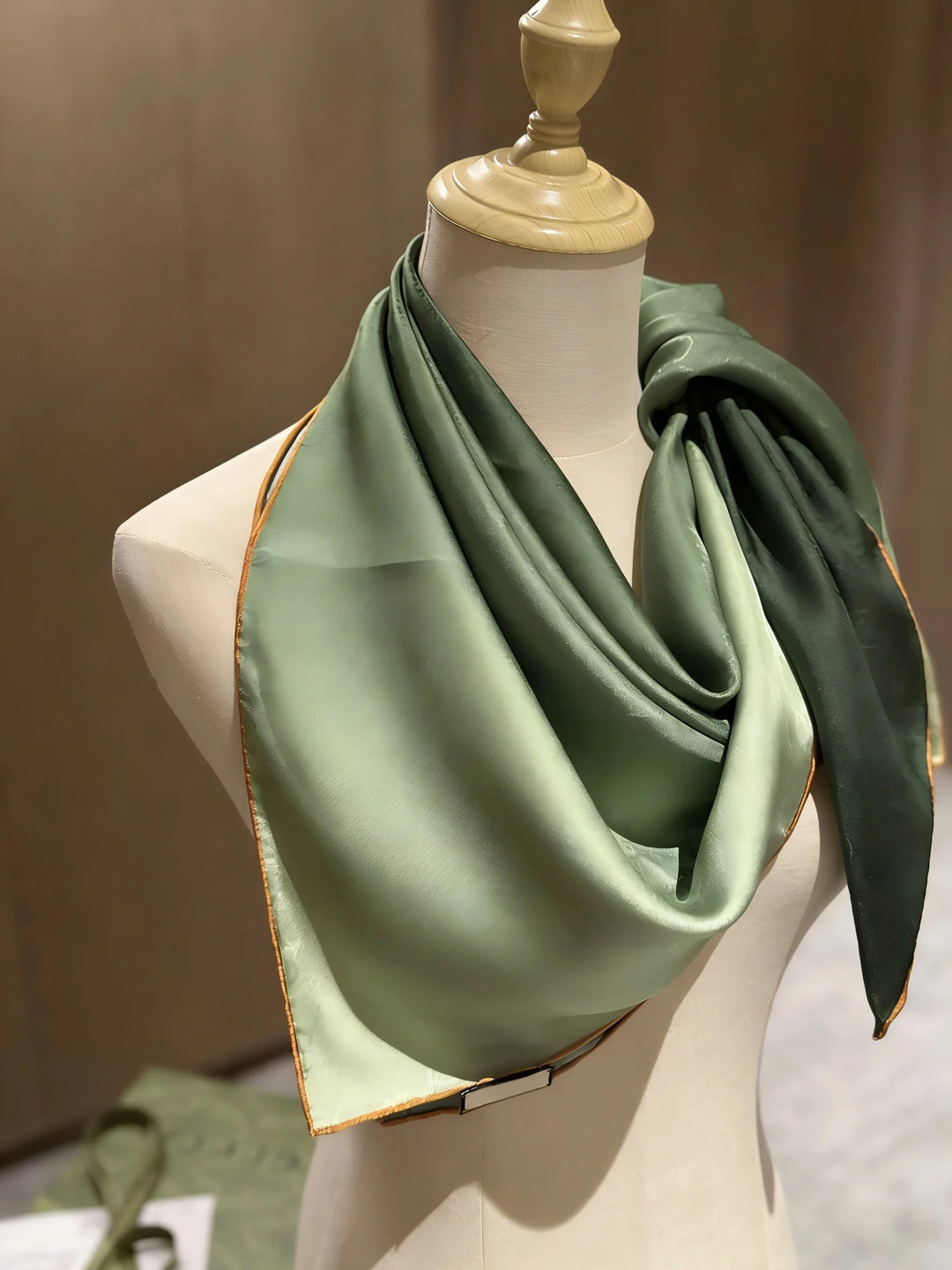 Women’s Silk Scarf | إيشارب حرير نسائي خفيف بطبعة أنيقة