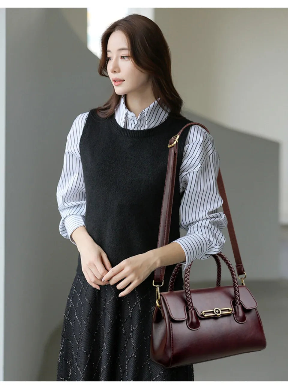 Women’s Woven-Handle Leather Handbag | حقيبة جلد نسائية بمقبض منسوج