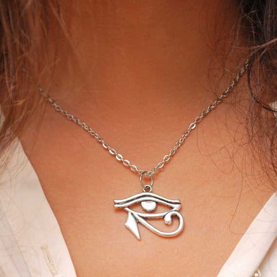 Women’s Eye of Horus Charm Keychain & Necklace | ميدالية وقلادة نسائية بتصميم عين حورس